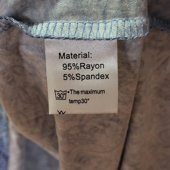 JuneFish Women's NWT Blue Paisley Cold Shoulder High-Low Tunic Blouse 1X (14-16) - Picture 10 of 13